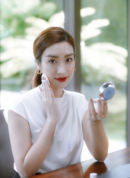 Khởi tạo xu hướng Makeup 2020: Đỗ Mỹ Linh tỏa sáng cùng Ailus Stress Free